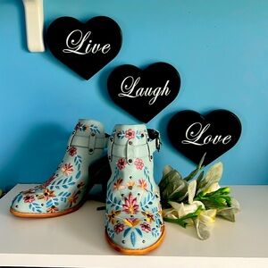 Brand unknown women’s embroidered open back buckled shoe size 8.